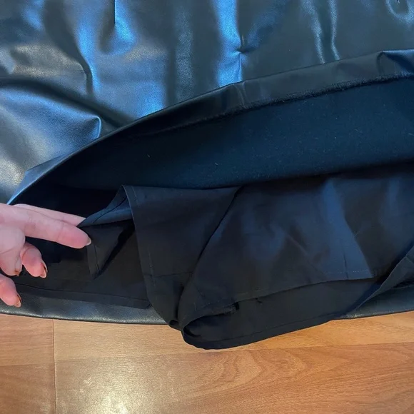 A&F Scarlett Vegan Leather Mini Skort - Picture 2 of 4